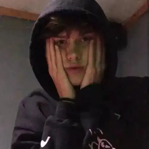 6686体育铜牌作者拉我入怀