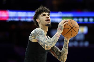 遗憾空砍！三球18中8贡献27分9抢篮板8助攻3截球