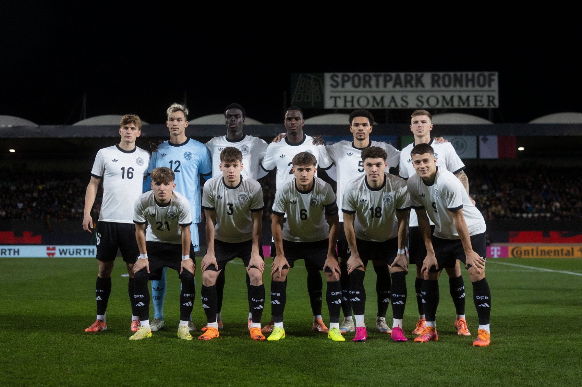 🎩戴帽后让全队在足球上签名，比朔夫：这是跟凯恩学的