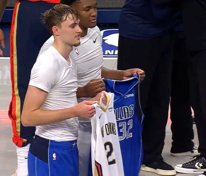 高中队友！弗拉格和奎因在竞赛终结后交换队服